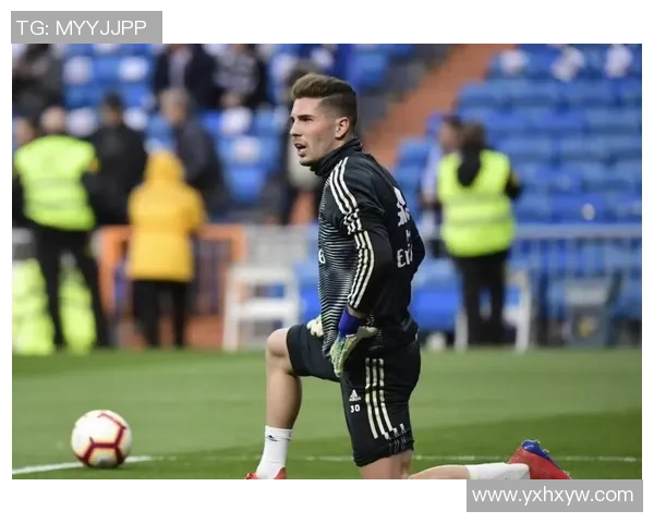 足球明星紧急赶火车上演惊险一幕引发球迷热议与关注