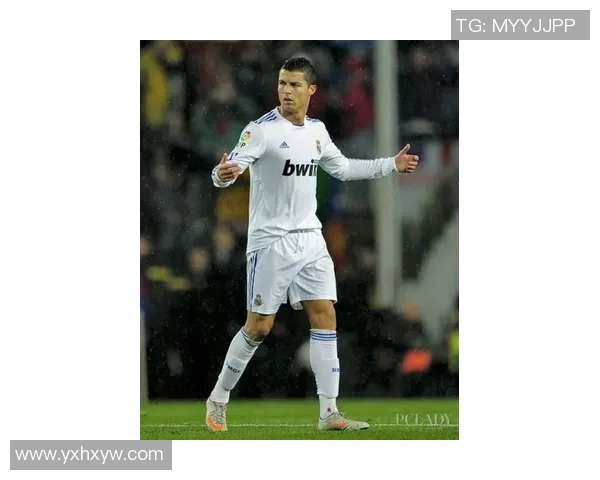 足球明星穿透视裤子引发热议时尚潮流再掀波澜